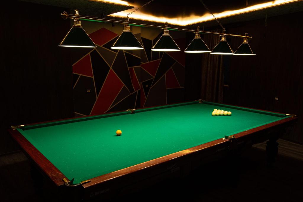 Biliár nebo kulečník v ubytování Alaska Resort