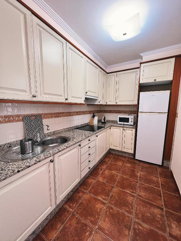 Kuchyň nebo kuchyňský kout v ubytování Bungalow with 2 bedrooms, Playa la Tejita