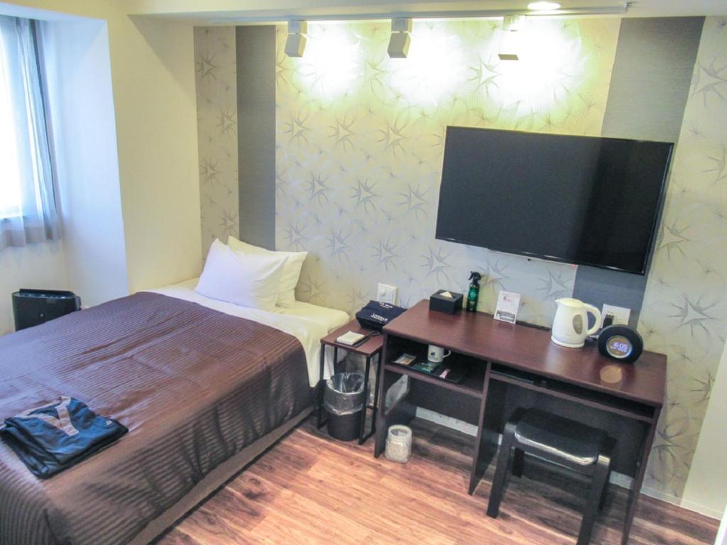 Postel nebo postele na pokoji v ubytování HOTEL LiVEMAX PREMIUM Nagoya Marunouchi