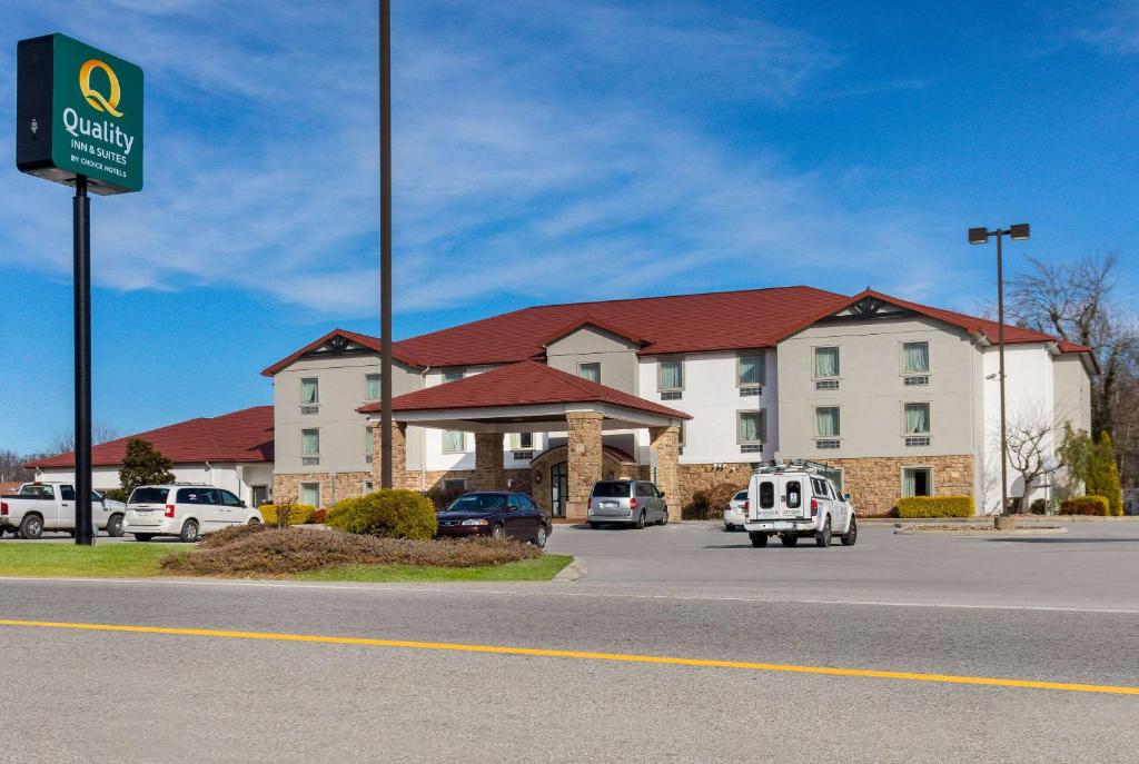 un gran edificio con coches estacionados en un estacionamiento en Quality Inn & Suites, en Monterey