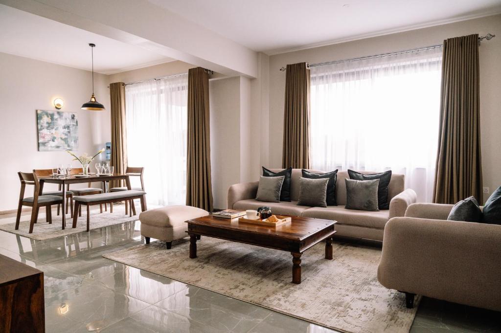 un soggiorno con divano e tavolo di Mizuki a Nairobi