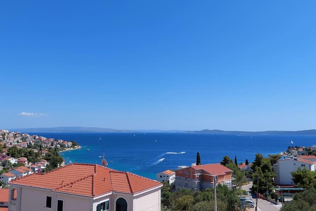 uma vista para uma cidade com o oceano ao fundo em Apartment Vista Oasis with Pool and Terrace em Trogir