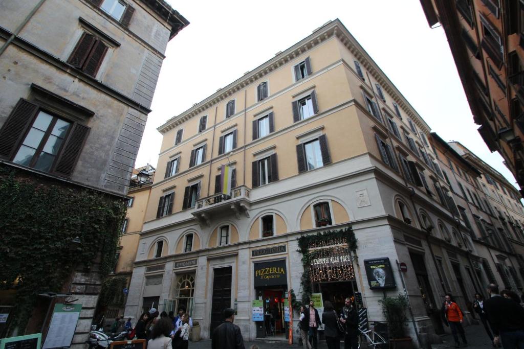 un gran edificio con gente caminando delante de él en Locanda Navona, en Roma