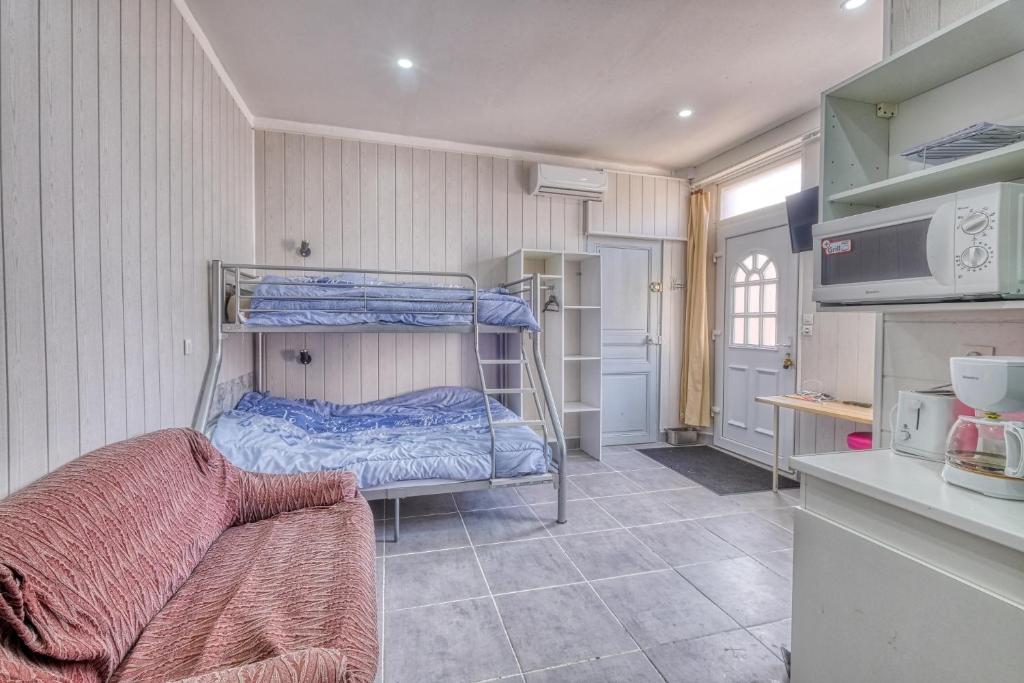 1 Schlafzimmer mit 2 Etagenbetten in einem Zimmer in der Unterkunft Logements ouvriers à la campagne 