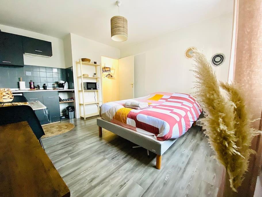 Cet appartement comprend une chambre avec un lit et une cuisine. dans l'établissement Au Calme Confort & Proche Centre, au Mans