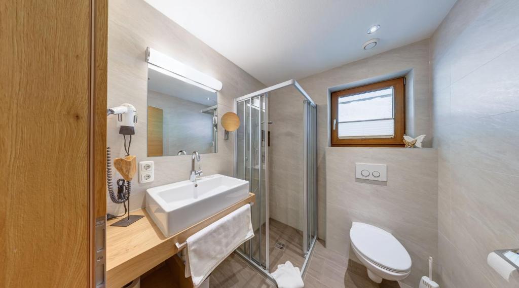 A bathroom at BIRKENHOF premium apart & suites