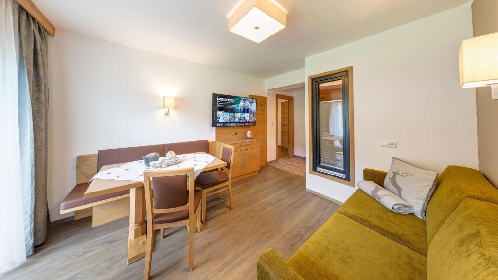 A television and/or entertainment centre at BIRKENHOF premium apart & suites