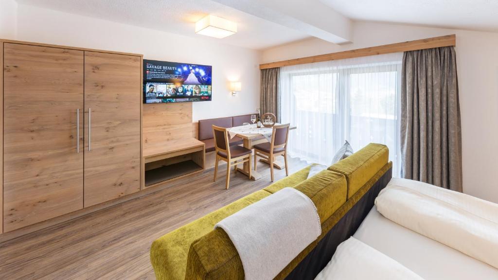 A television and/or entertainment centre at BIRKENHOF premium apart & suites