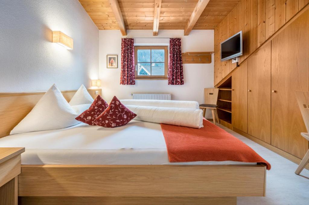 Habitación de hotel con 2 camas y TV en App Nest - Duregger, en Campo Tures