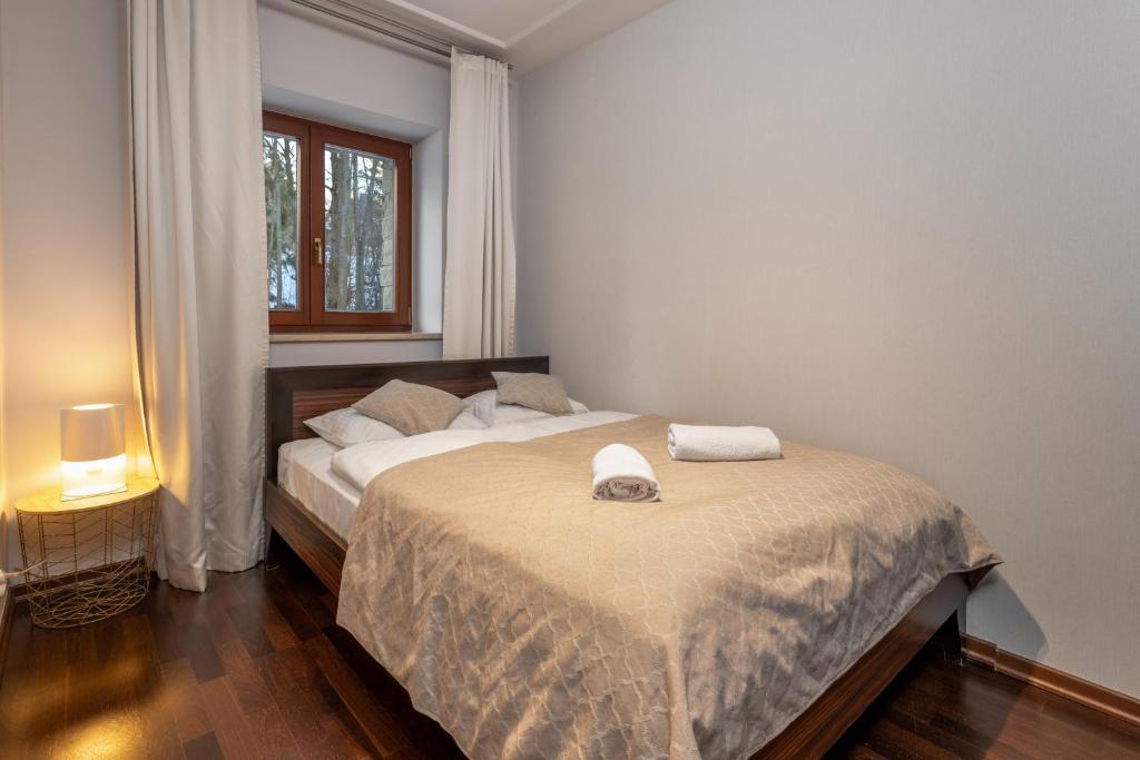 Posteľ alebo postele v izbe v ubytovaní RentPlanet - Śpiący Rycerz