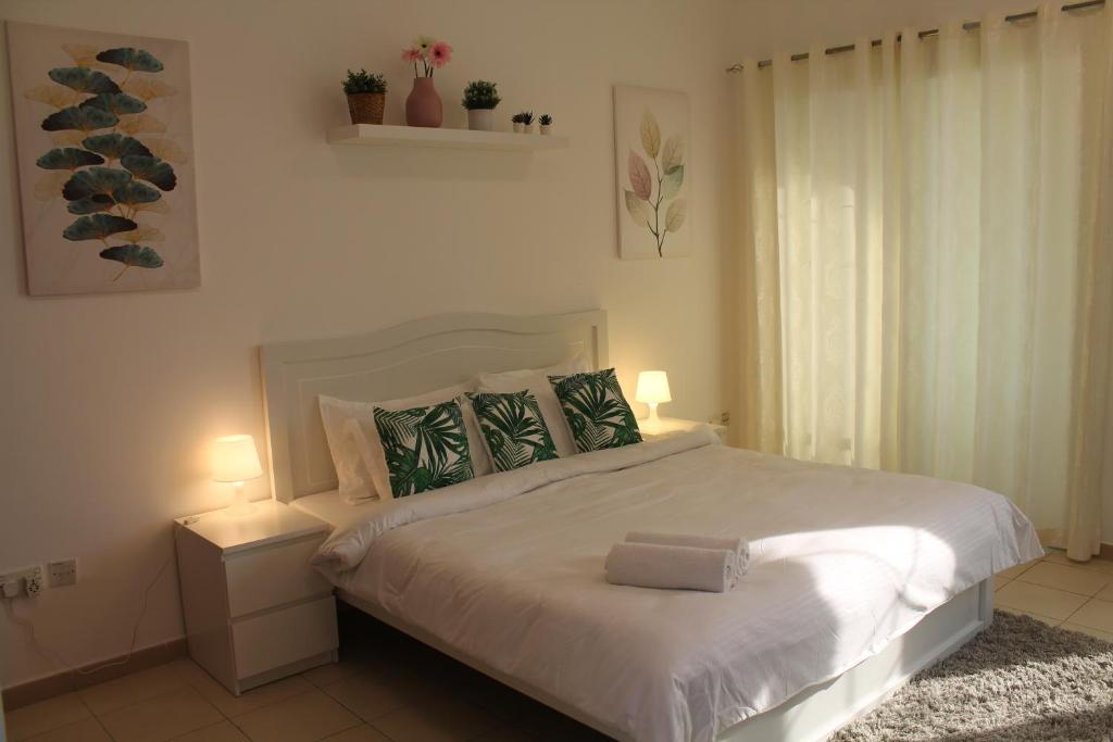 Postel nebo postele na pokoji v ubytování Bright, spacious and cozy studio apartment