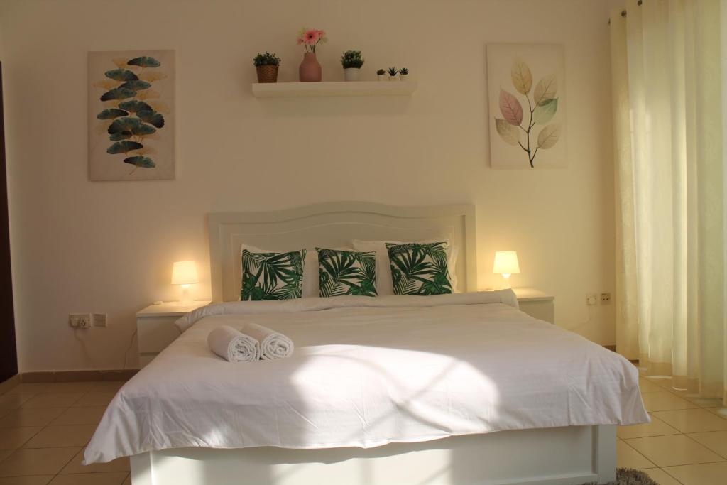 Postel nebo postele na pokoji v ubytování Bright, spacious and cozy studio apartment