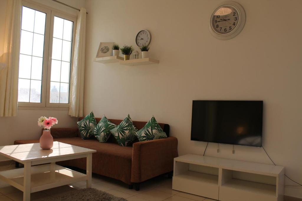 TV a/nebo společenská místnost v ubytování Bright, spacious and cozy studio apartment