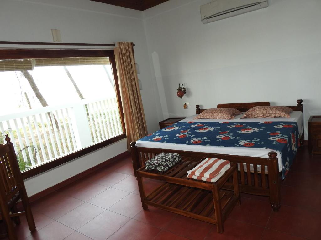 Postel nebo postele na pokoji v ubytování Alleppey Beach Garden