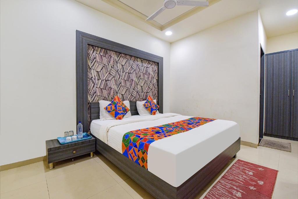 1 dormitorio con 1 cama grande en una habitación en FabExpress Pearl Villa, en Ahmedabad