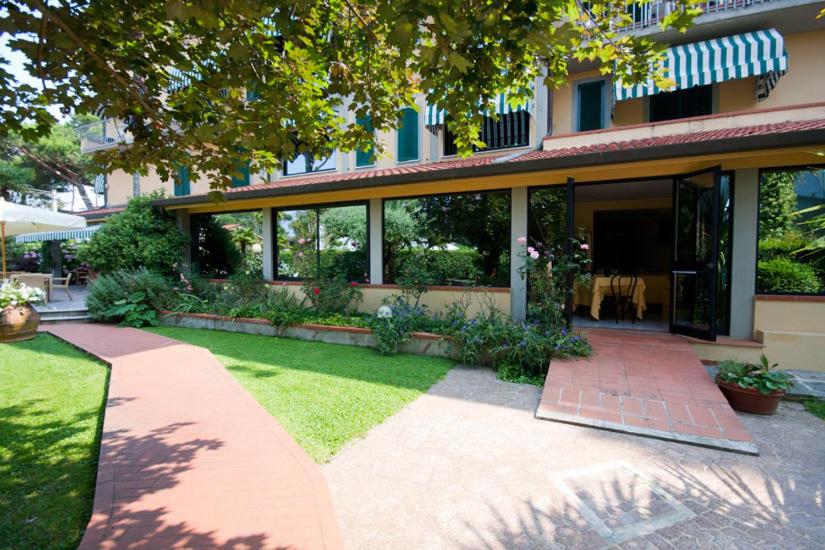 A garden outside Hotel Gemma Del Mare
