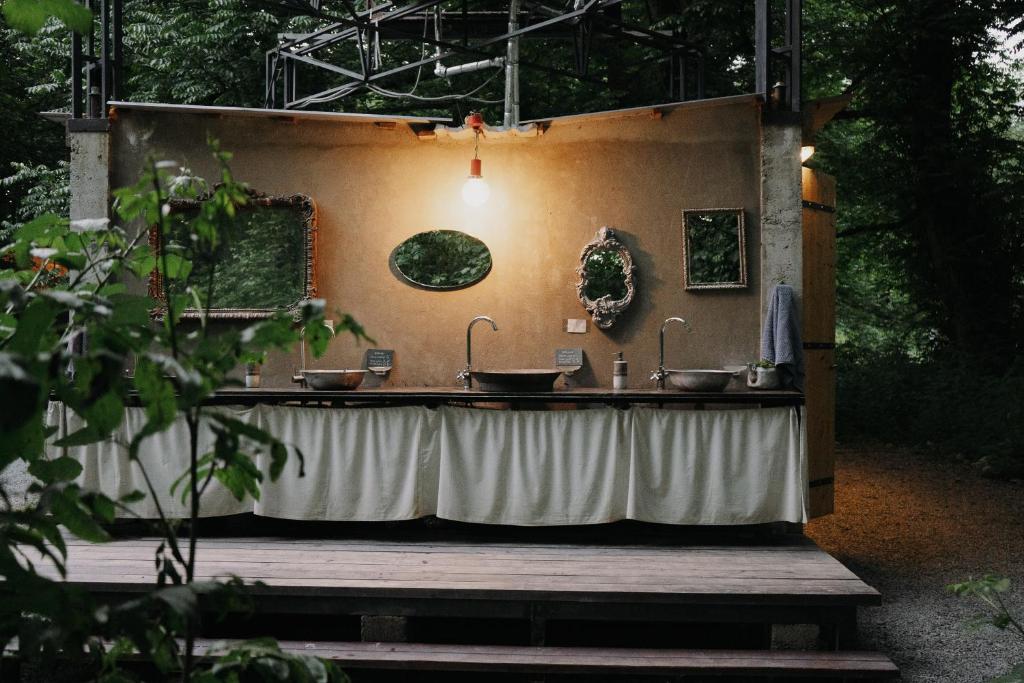 的住宿－Chateau Chapiteau，一个带两个水槽的舞台和一个带灯光的桌子