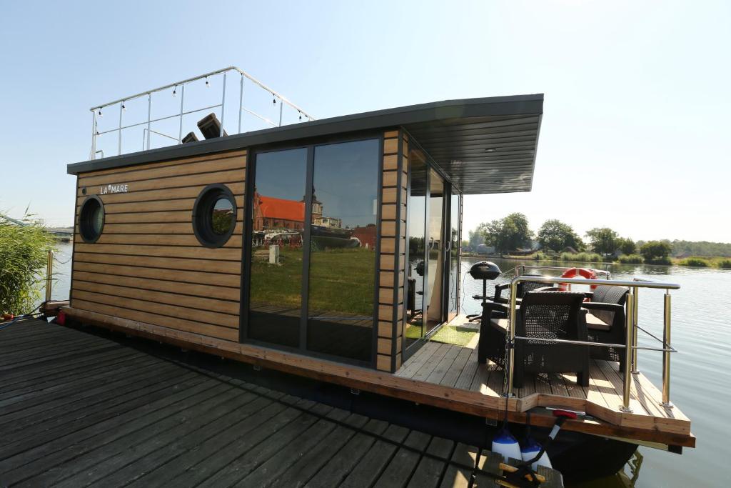 uma pequena casa num barco na água em Houseboat em Wolin