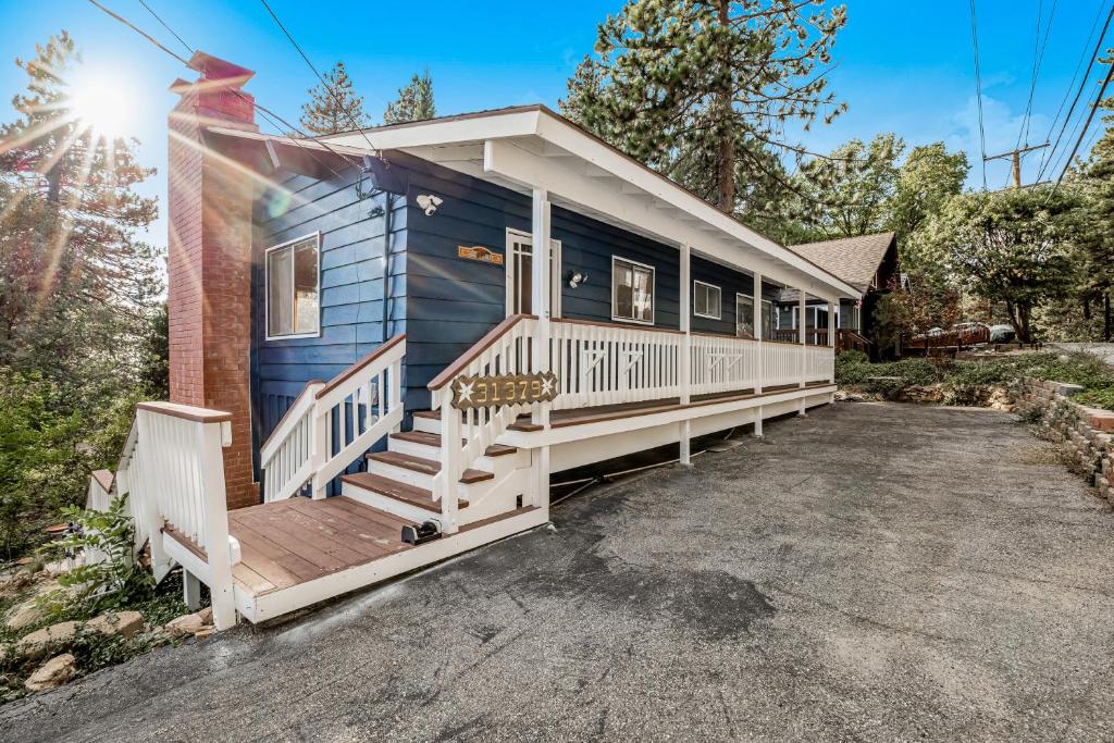 Vacation Home The Blue Cabin, Running Springs, CA