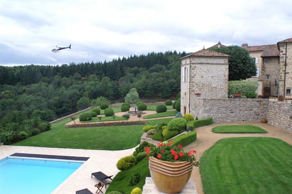 Bazén v ubytování Château de Cachard nebo v jeho okolí