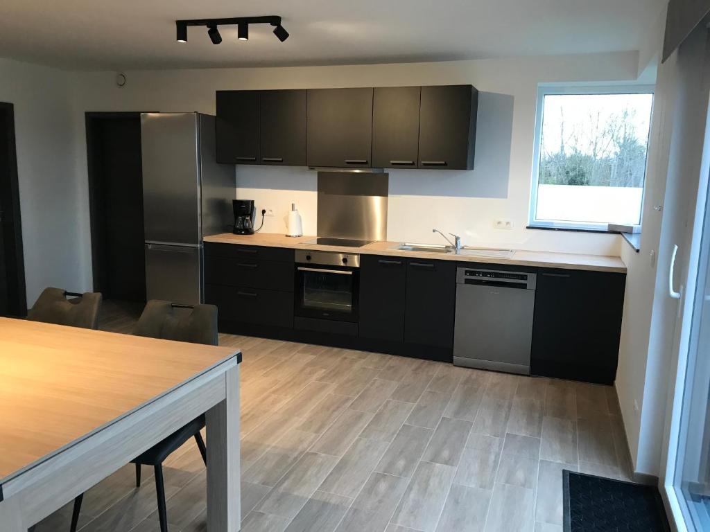 Kuchyň nebo kuchyňský kout v ubytování Vakantiehuis Relax Noiseux