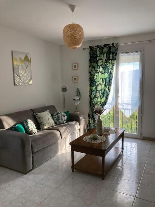 un salon avec un canapé et une table dans l'établissement Maison Chante Vigne, à Saint-Maximin-la-Sainte-Baume