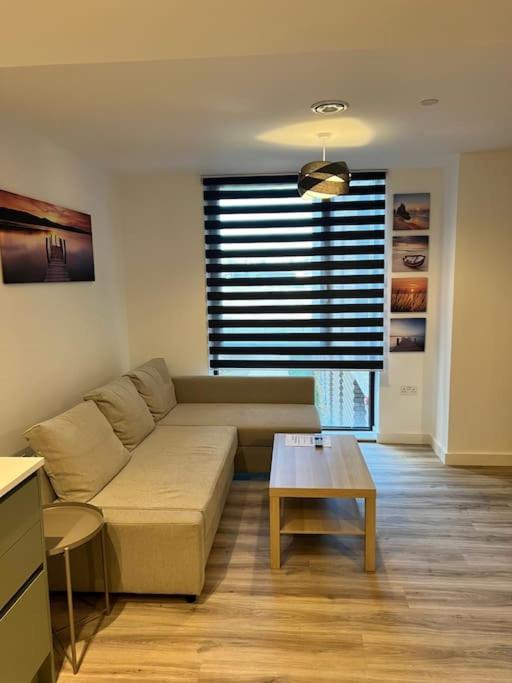 un soggiorno con divano e tavolino da caffè di Lovely Super Luxury One Bed Apartment 216 a Luton