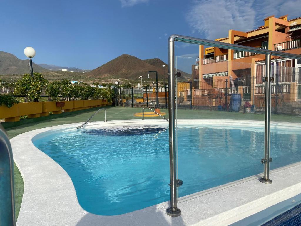 una piscina con un banco de dientes de dientes de acero en Simon beach house Los Cristianos, en Los Cristianos