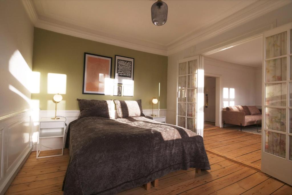 sypialnia z łóżkiem, 2 lampami i kanapą w obiekcie New Harbor - Carolinas Apartment w Kopenhadze