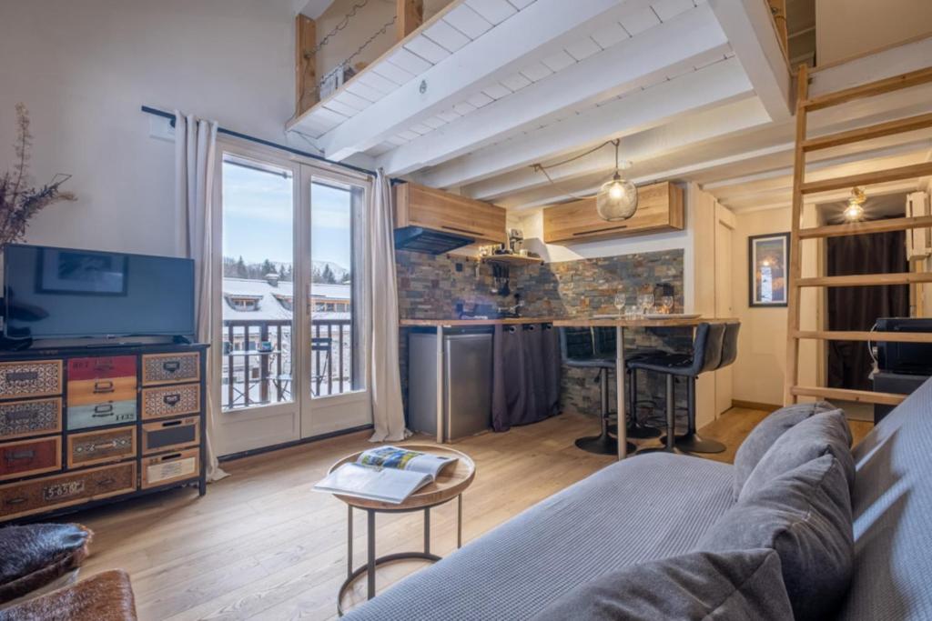 - un salon avec un canapé, une table et un piano dans l'établissement Apt with nice view near the center of Chamonix, à Chamonix-Mont-Blanc