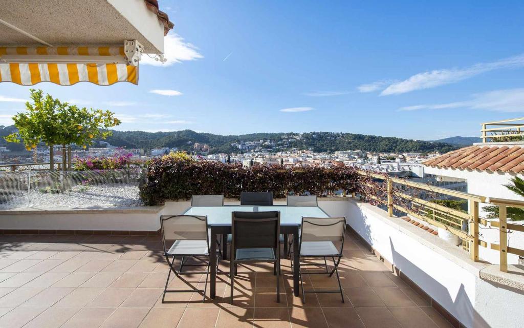 eine Terrasse mit einem Tisch und Stühlen auf dem Balkon in der Unterkunft Apartamento Terrassa 1 in Tossa de Mar