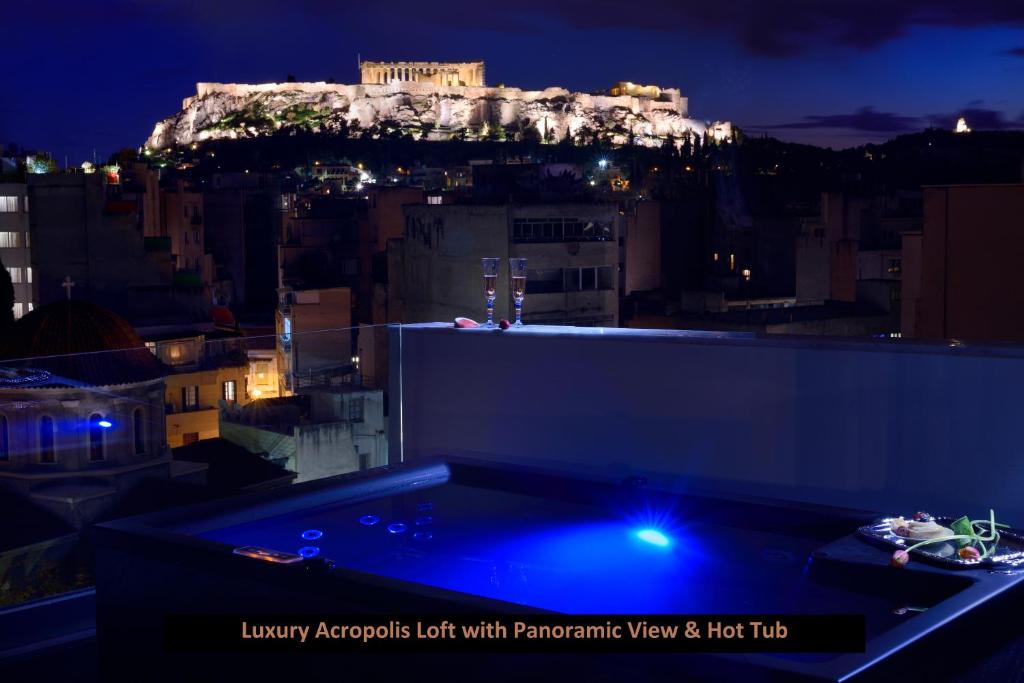 - une vue sur l'acropole éclairée la nuit dans l'établissement ATER ALBUS by K&K, à Athènes