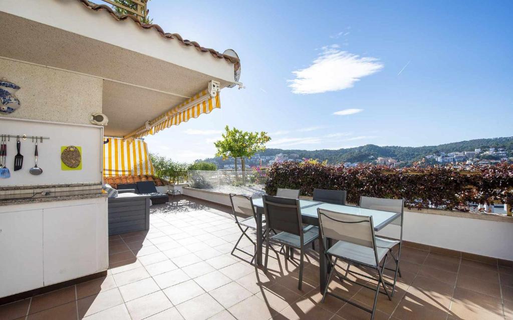 een terras met een tafel en stoelen op een balkon bij Apartamento Terrassa 1 - Gran terraza y vistas in Tossa de Mar