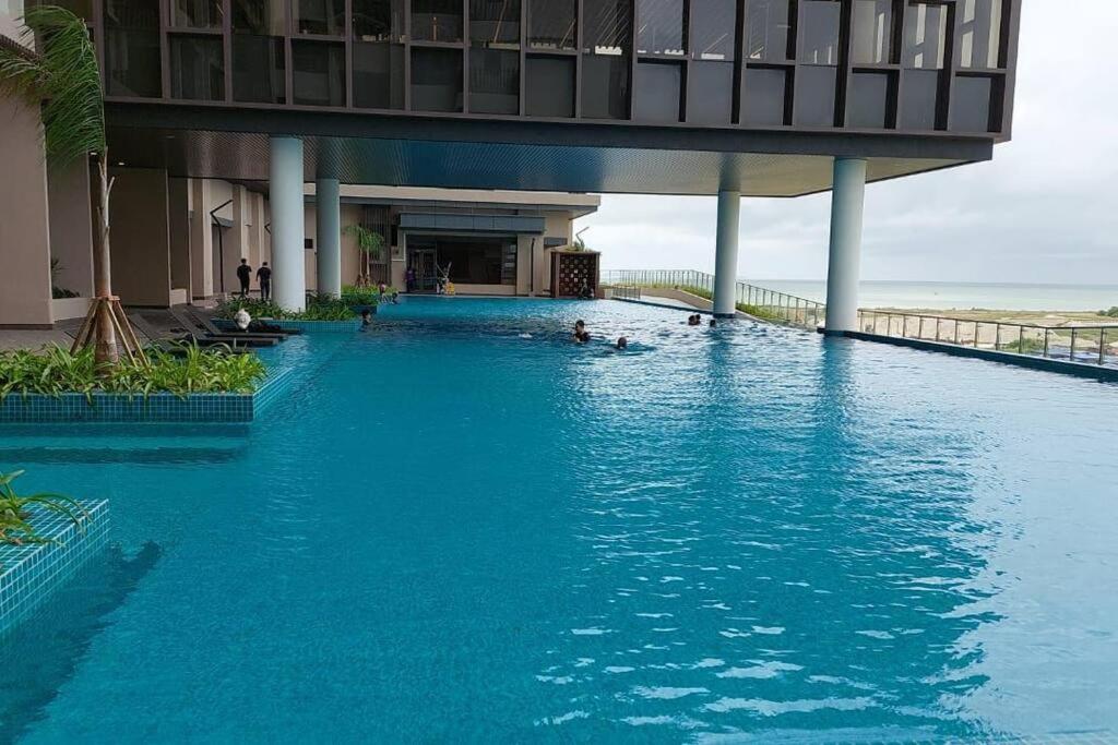 マラッカにあるBali Residence Melaka d'AwAn Homestayの大型スイミングプール