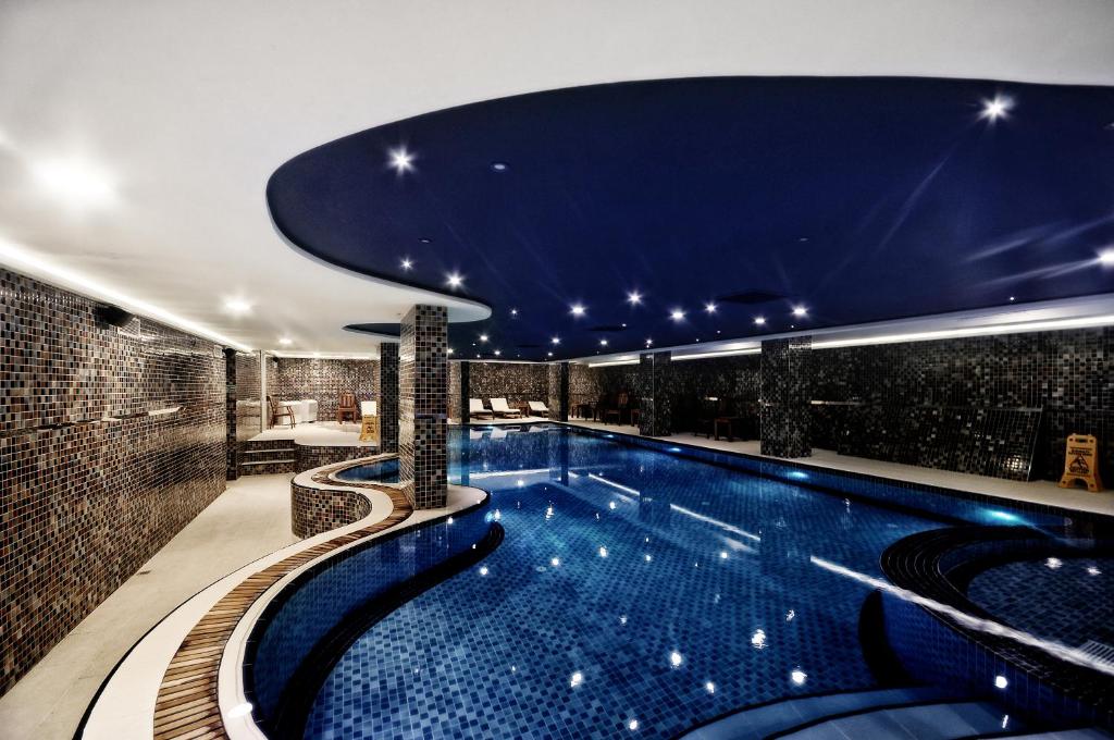 Бассейн в Royal Uzungol Hotel&Spa или поблизости
