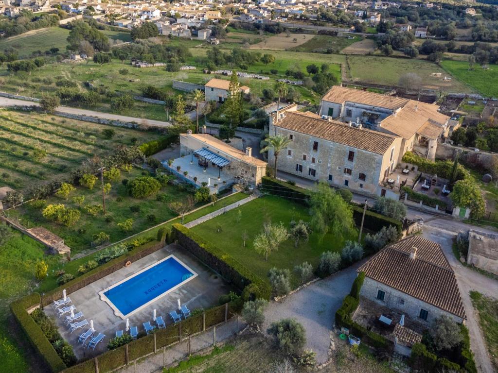 eine Luftansicht eines Hauses mit Pool in der Unterkunft Holiday Home Casita Roqueta - MDS100 by Interhome in Maria de la Salut