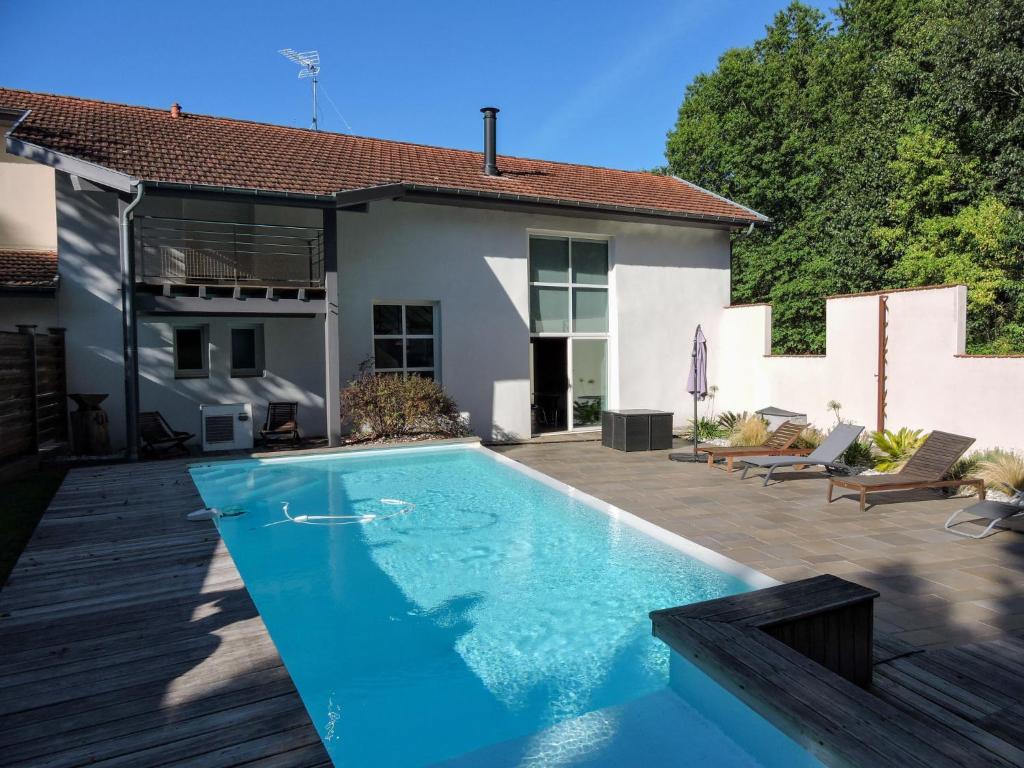 een zwembad in de achtertuin van een huis bij Holiday Home LA FORGE by Interhome in Saint-Pandelon