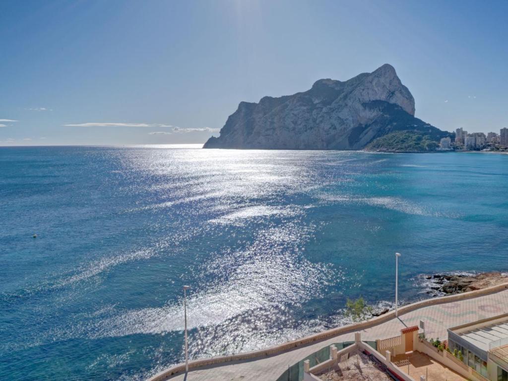 widok na ocean z górą w tle w obiekcie Apartment Horizonte-6 by Interhome w mieście Calpe