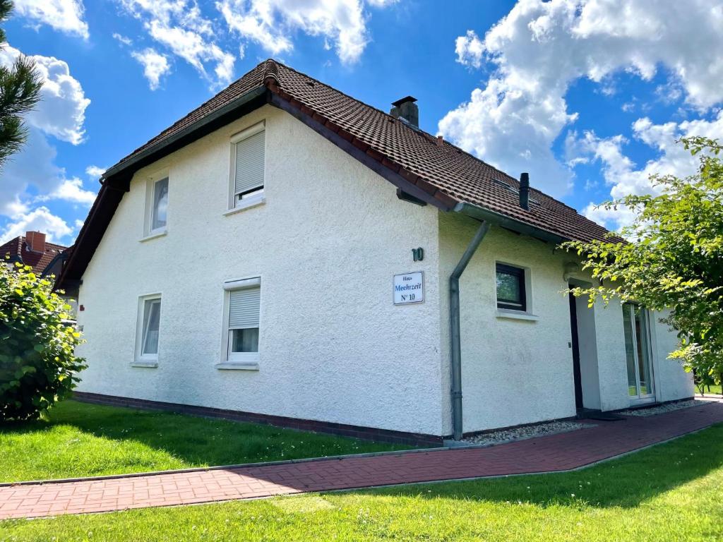 a white house with a red roof at Holiday Home Mee - hrzeit - HOK106 by Interhome in Hooksiel