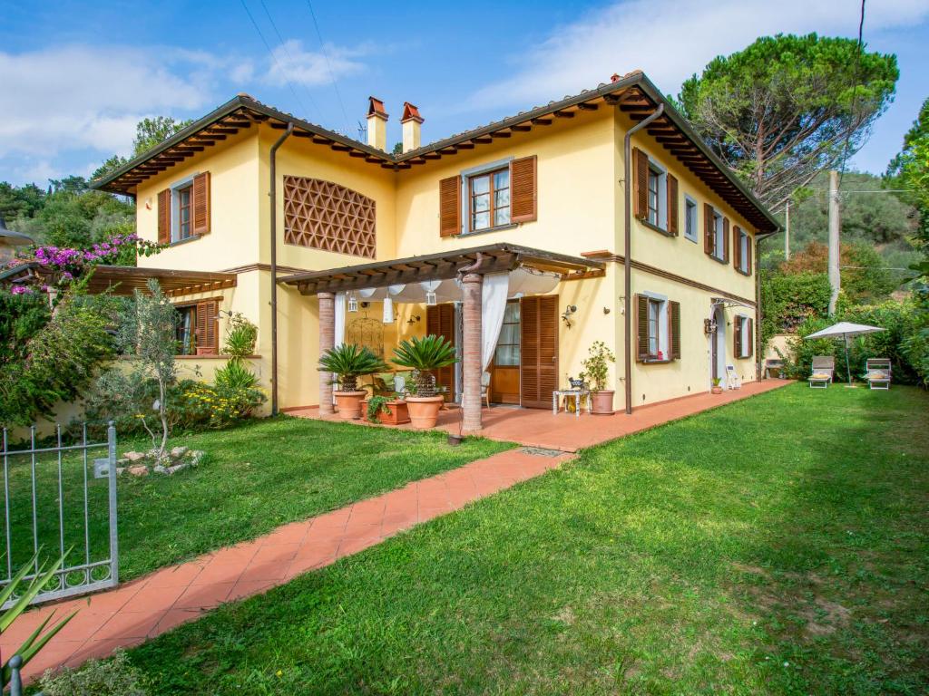 una grande casa gialla con cortile di Holiday Home La Rondine by Interhome a Pugnano