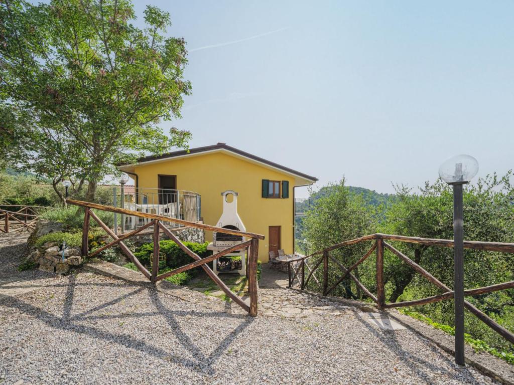 żółty dom z bramą przed nim w obiekcie Apartment Ca` del Lovi-3 by Interhome w mieście Chiatri