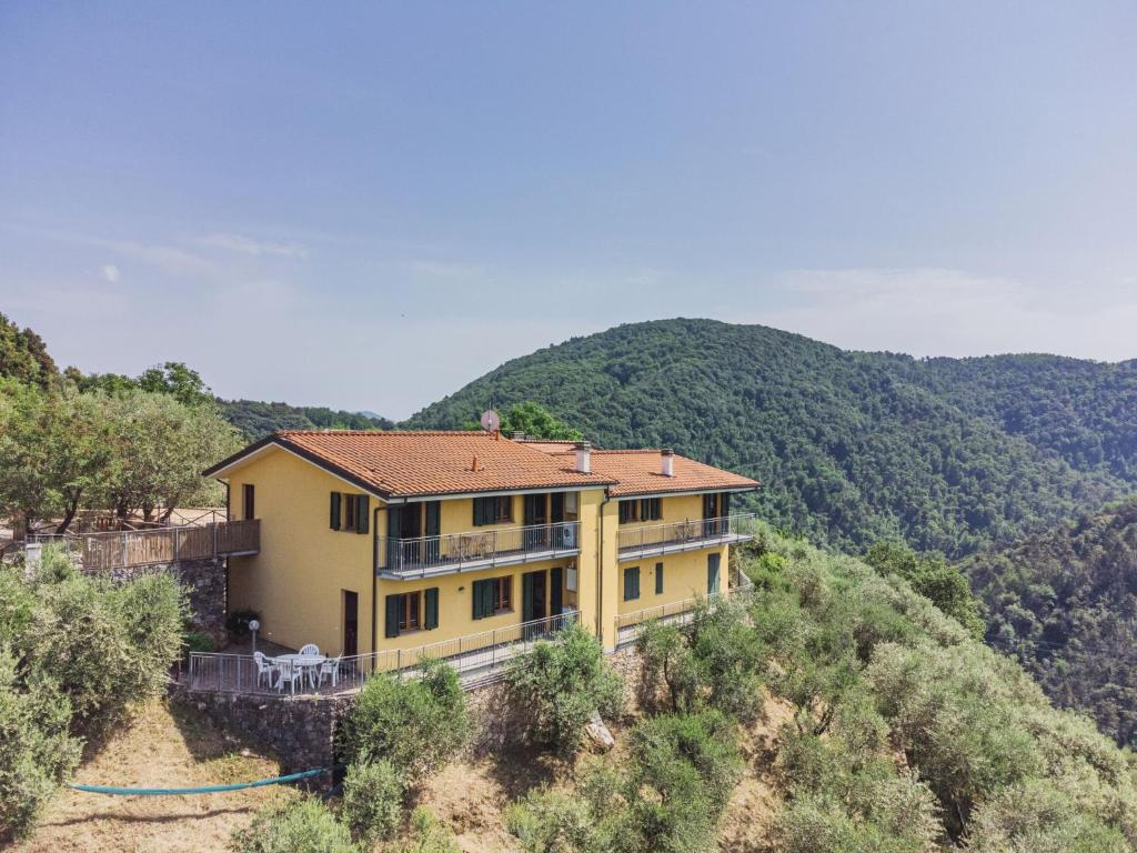 żółty dom na zboczu wzgórza w obiekcie Apartment Ca` del Lovi-3 by Interhome w mieście Chiatri
