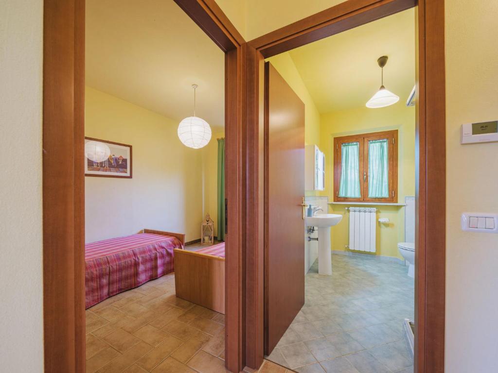 Łóżko lub łóżka w pokoju w obiekcie Apartment Ca` del Lovi-3 by Interhome