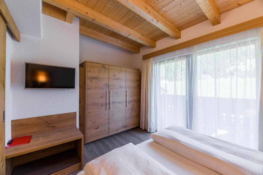 A bed or beds in a room at BIRKENHOF premium apart & suites