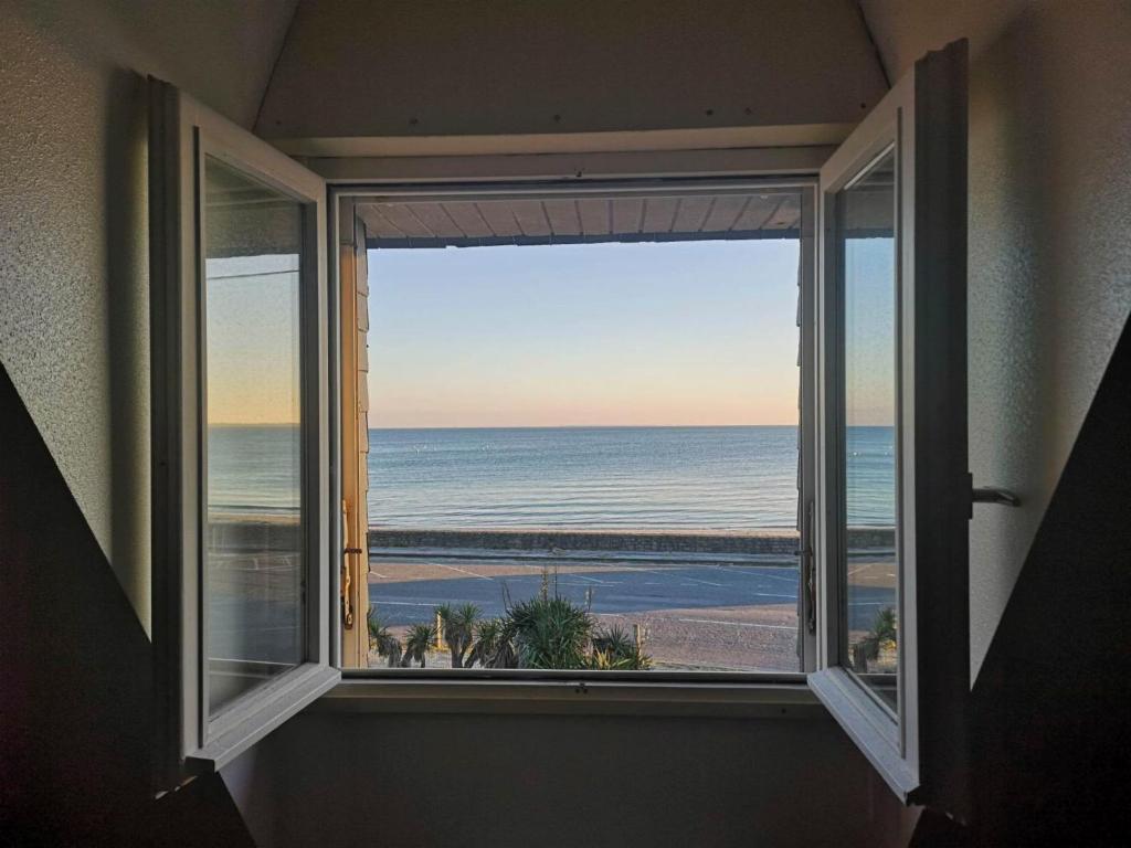 une fenêtre avec vue sur l'océan dans l'établissement Villa Trezen by Interhome, à Carnac