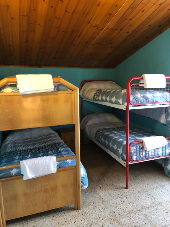 Двох'ярусне ліжко або двоярусні ліжка в номері Agradable casa con chimenea interior