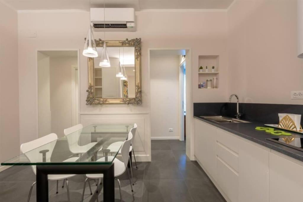 A kitchen or kitchenette at Stylish four bedrooms apartment - Florence center
