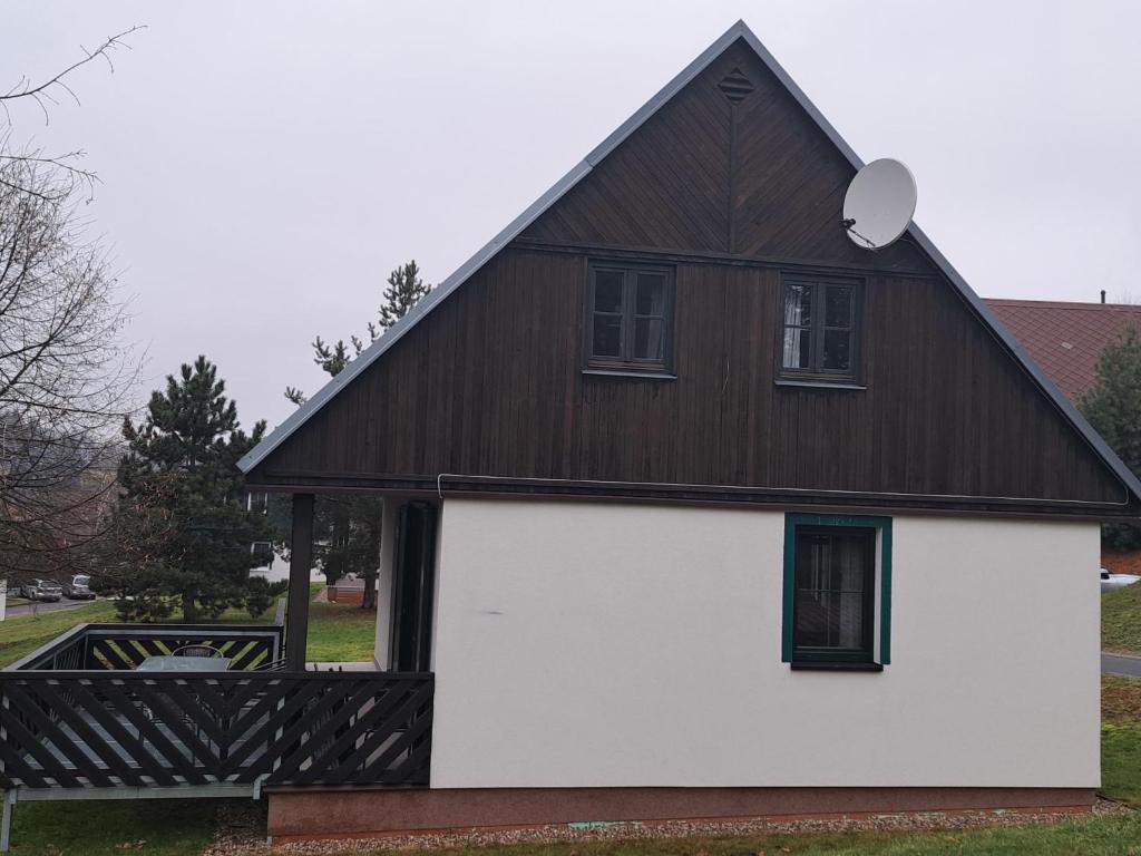 czarno-biały budynek z czarnym dachem w obiekcie Holiday Home Holiday Hill 39 by Interhome w mieście Lauterwasser