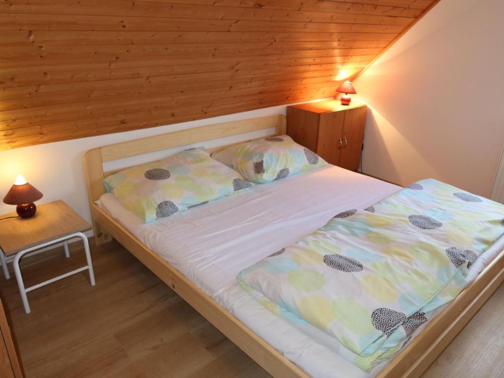 Łóżko lub łóżka w pokoju w obiekcie Holiday Home Holiday Hill 39 by Interhome
