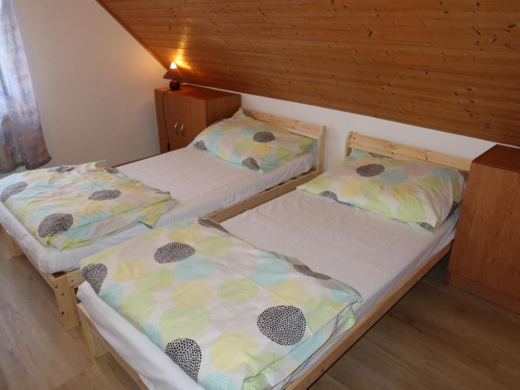 Łóżko lub łóżka w pokoju w obiekcie Holiday Home Holiday Hill 39 by Interhome